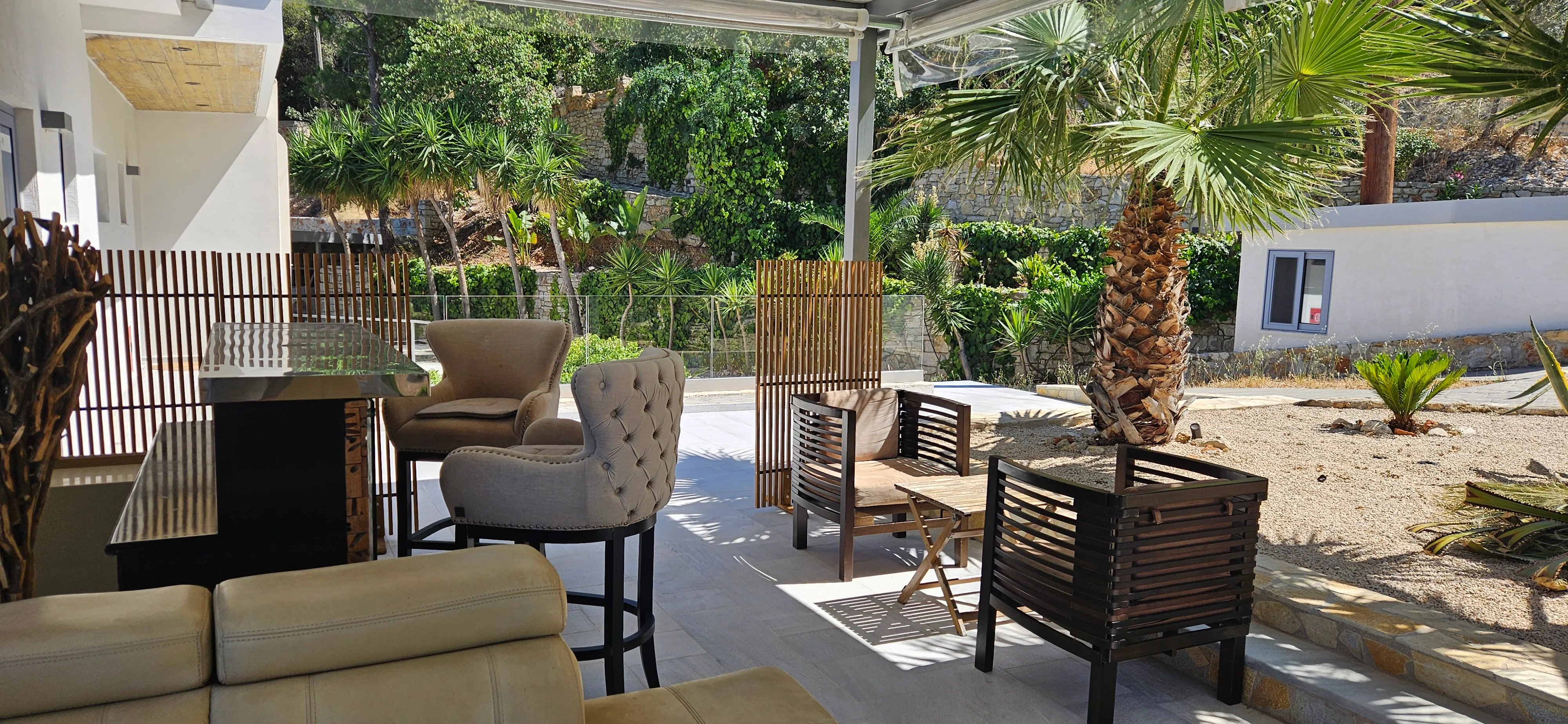 Sitzecke im Freien im Schatten einer Pergola