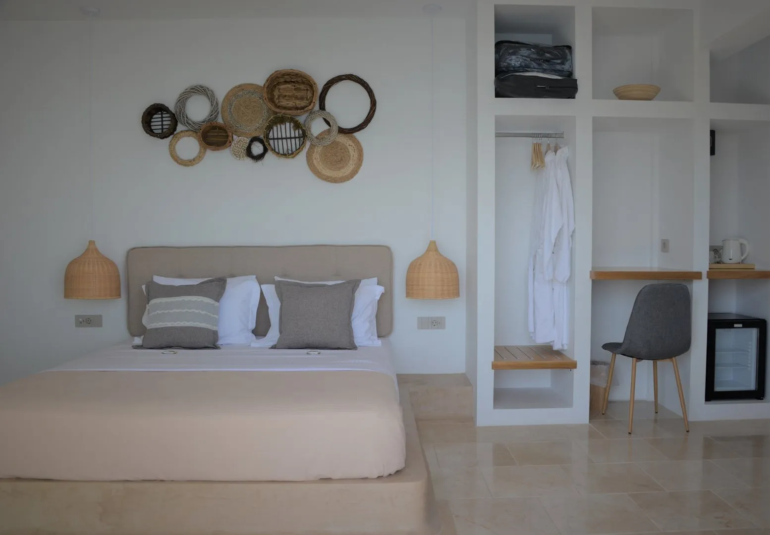Kaikzas-Schlafzimmer mit Flechtdekor und offenem Schrank