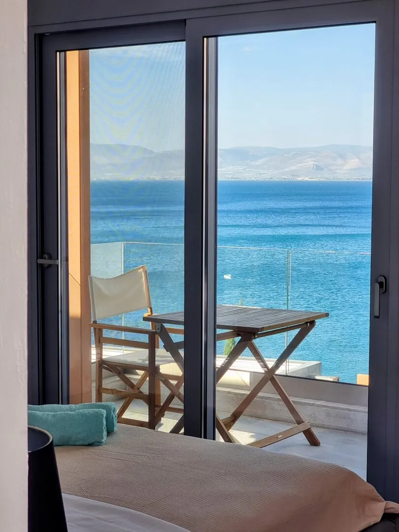 Balkon von Eos mit Regiestuhl vor dem blauen Golf