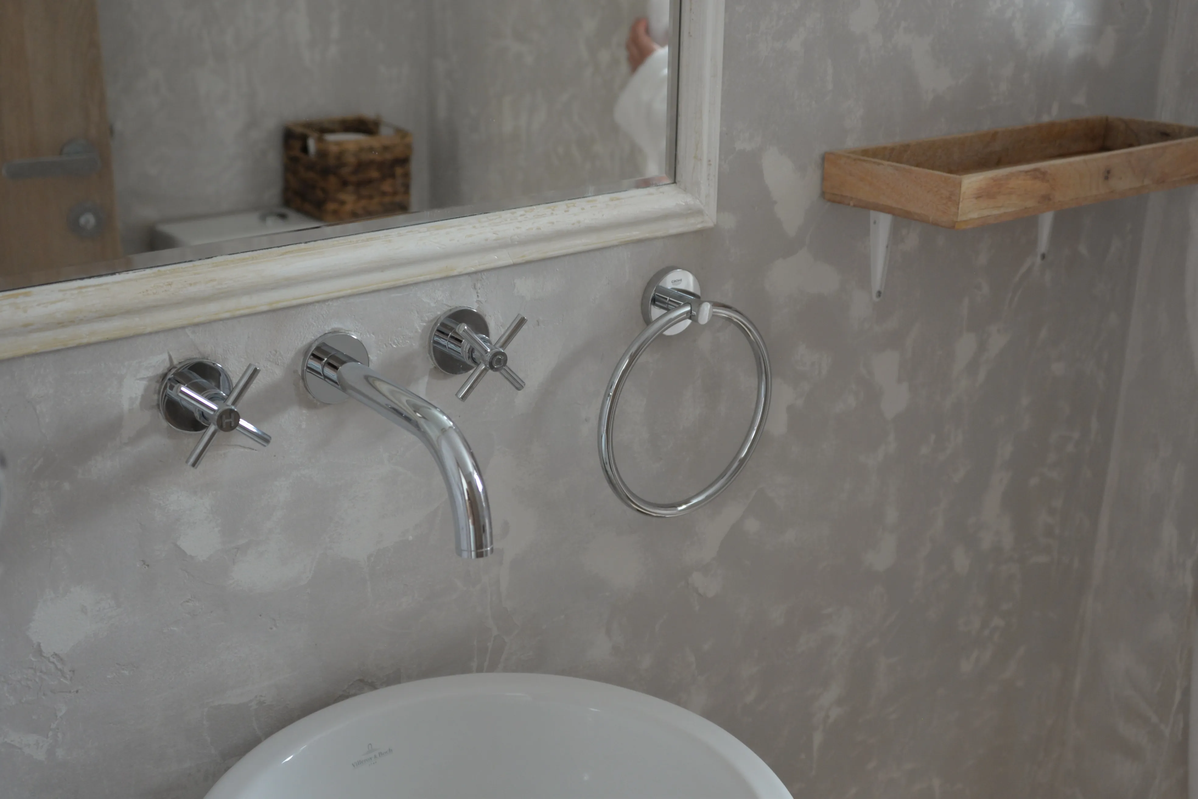 Wandarmaturen über dem Waschbecken im Bad von Lips