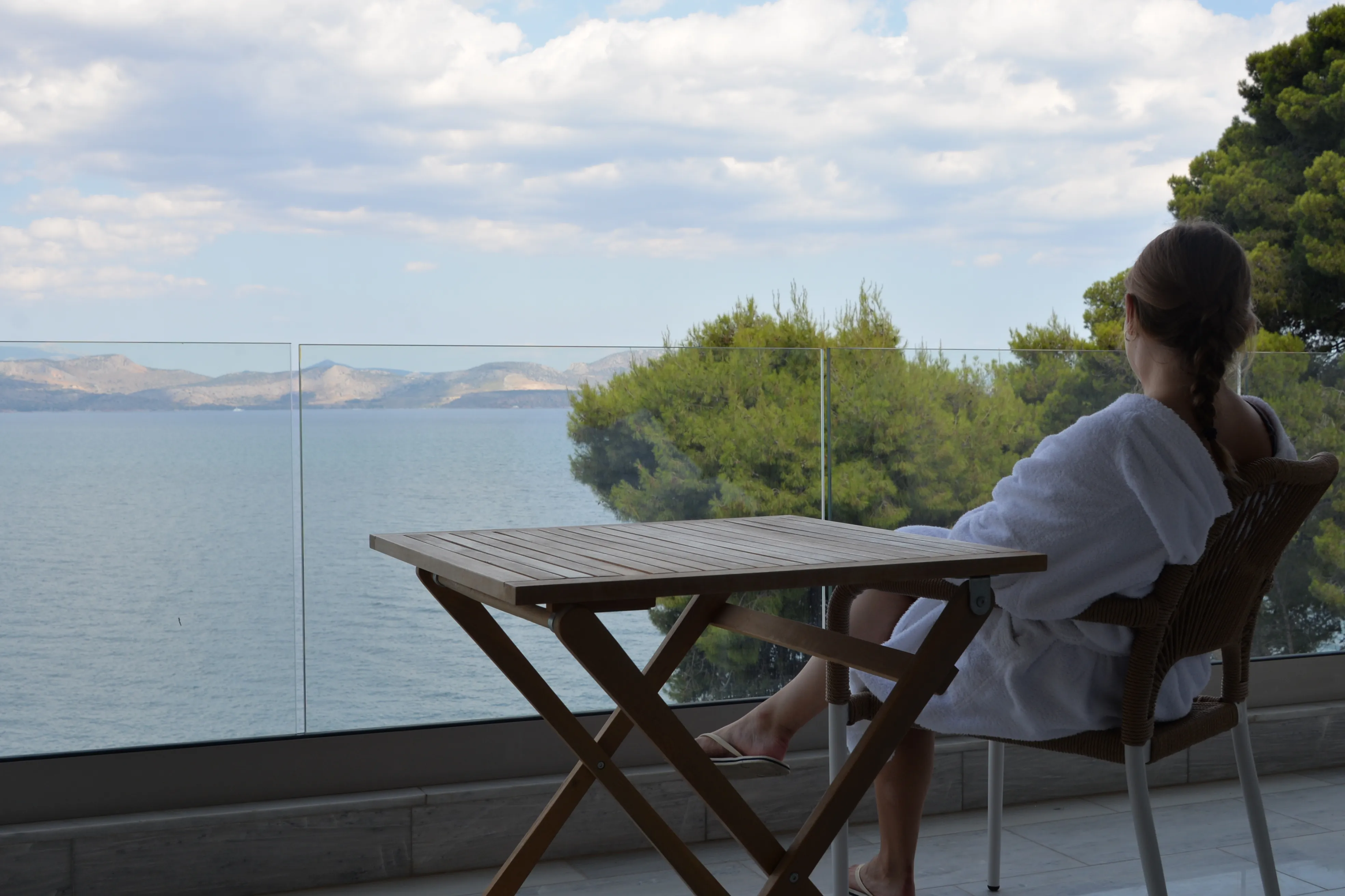Balkontisch von Kaikzas über Meer und Pinien