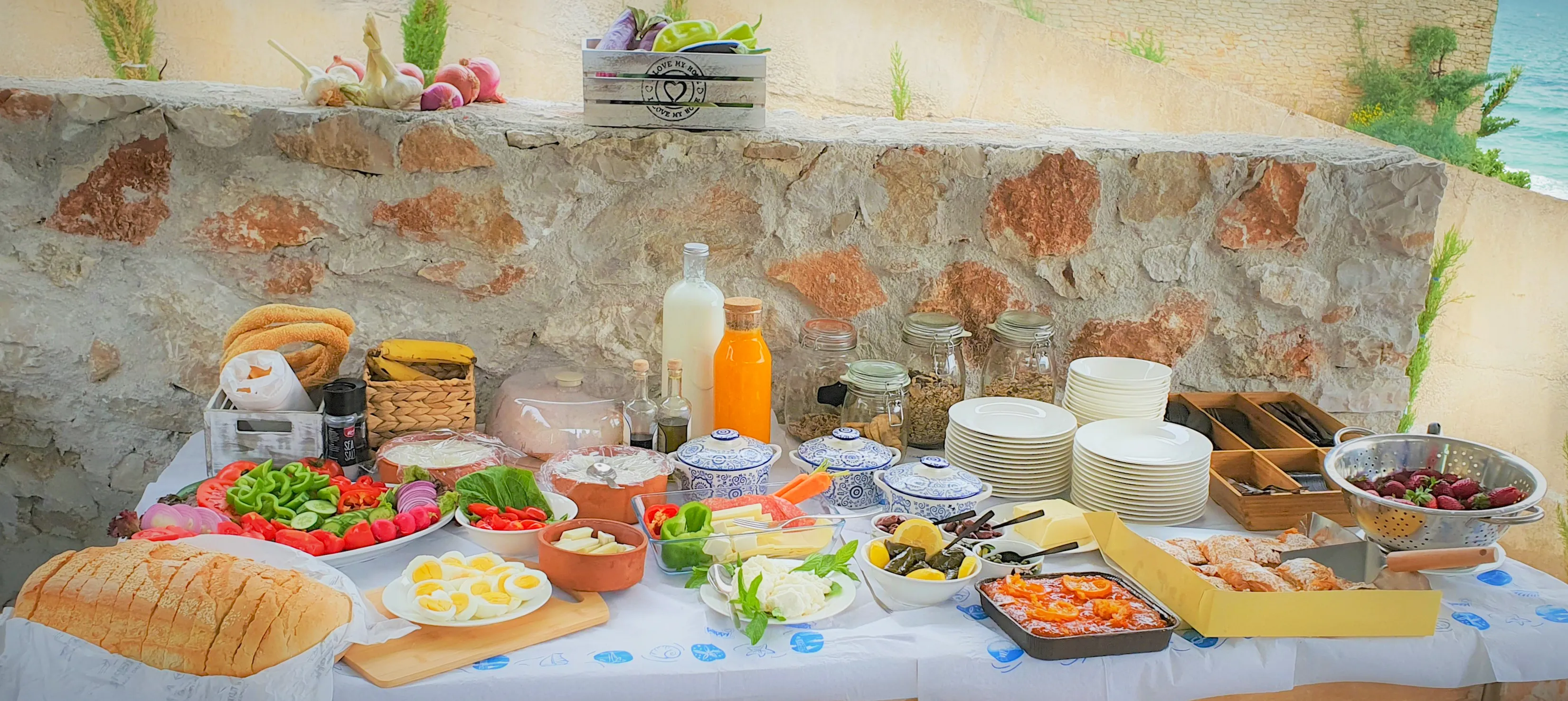 Μπουφές πρωινού με φρούτα, αυγά και τοπικά προϊόντα μπροστά στην πέτρα