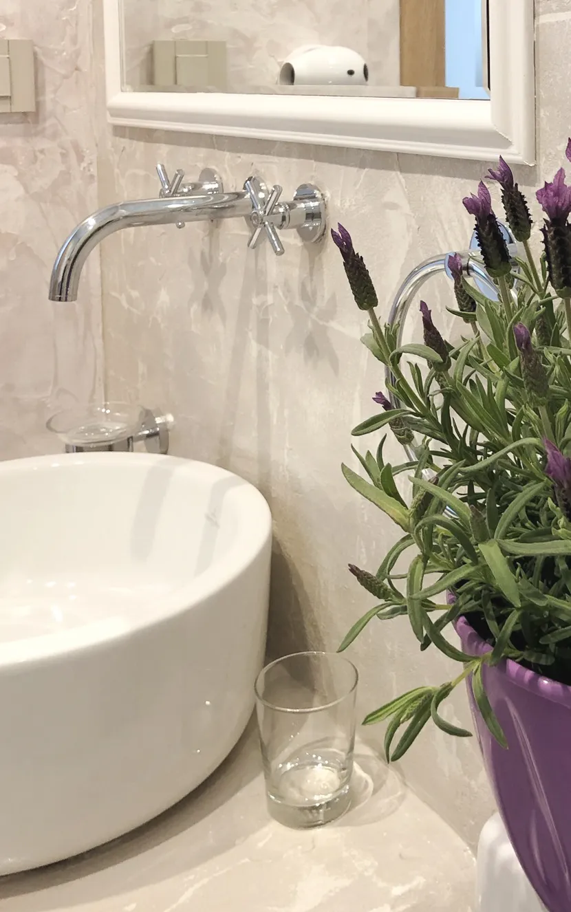 Waschbecken mit Lavendel im Bad von Lips