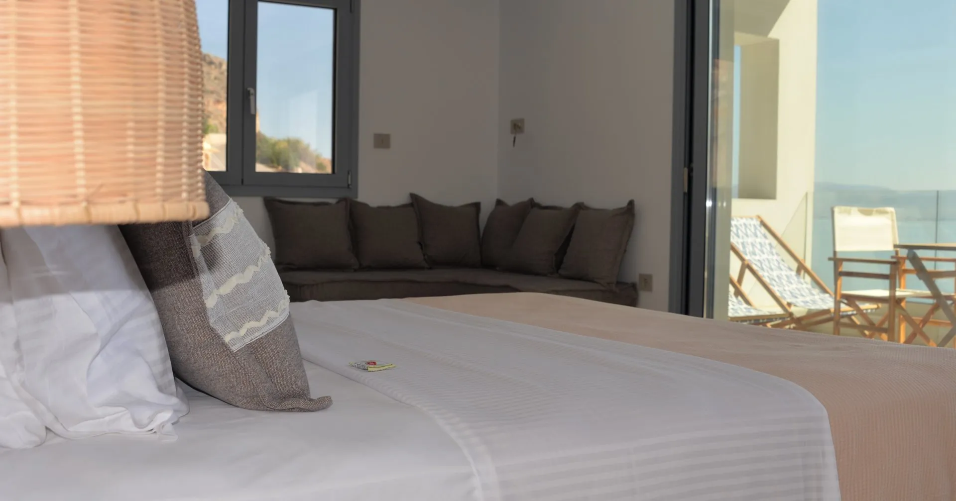 Bett und Ecksofa von Kaikzas öffnen sich zum Balkon über dem Meer