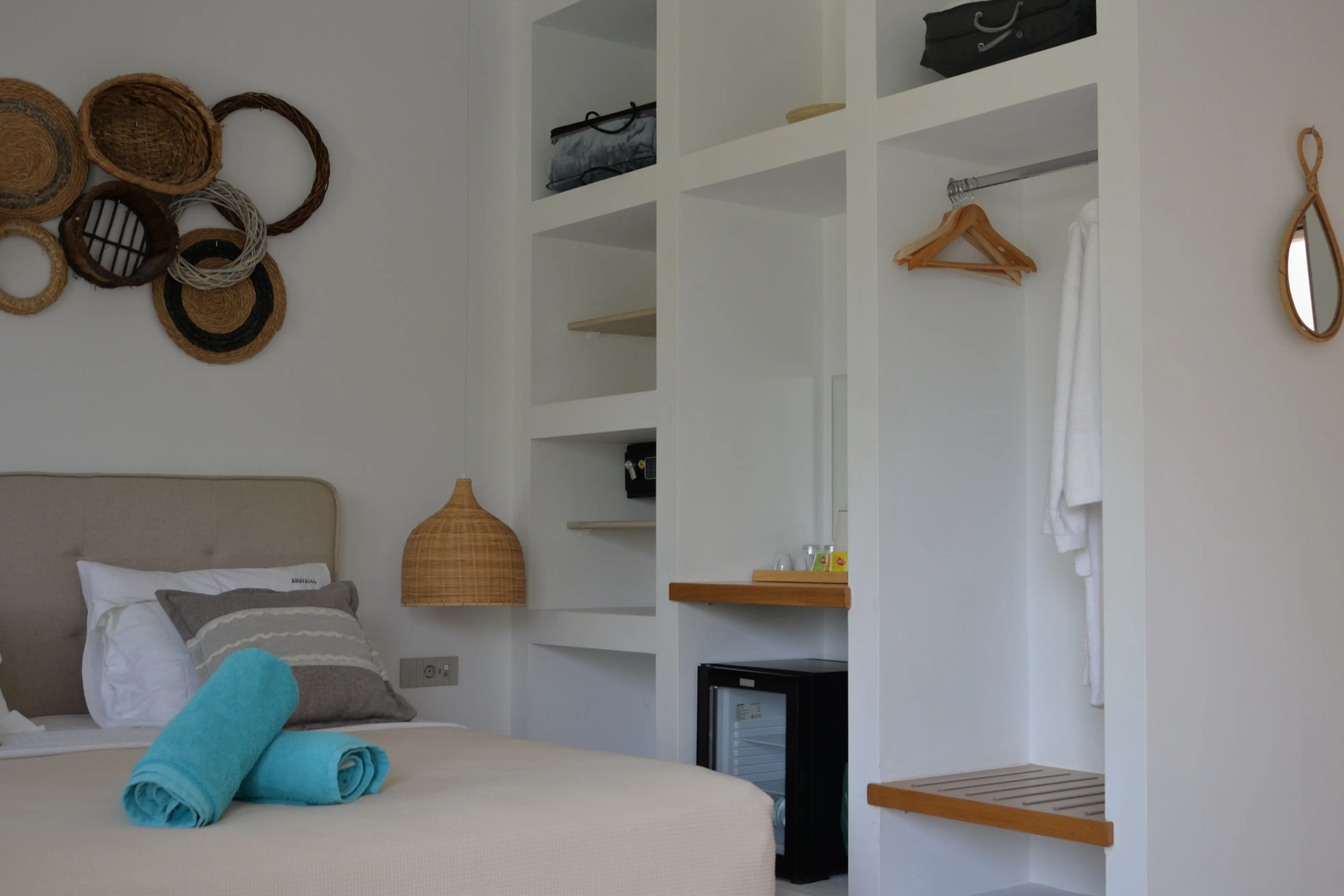 Lips-Schlafzimmer mit Flechtdekor, offenem Schrank und Minibar